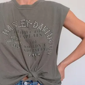 harley davidson chicago skyline studded tee - size M